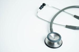 Nahansicht Stethoskop isoliert auf Weiß Hintergrund. medizinisch Werkzeug. Gesundheit Pflege Konzept foto