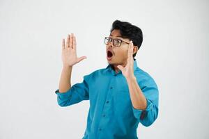 schrie oder schockiert jung asiatisch Geschäftsmann mit Brille öffnen Hand mit öffnen Mund isoliert auf Weiß Hintergrund foto