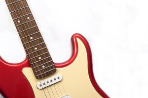 elektrisch Gitarre Körper isoliert auf Weiß Hintergrund. Unterhaltung und Musik- Konzept. foto
