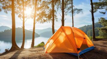 ai generiert ein Orange Zelt auf ein Cliff in der Nähe von ein See im ein Kiefer Wald. Camping. Camping im Sommer. Nein Personen. horizontal Format. foto