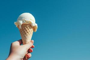 ai generiert Sommer- Freude Vanille Eis Sahne Kegel gegen klar Blau Himmel foto