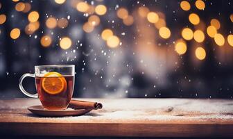 ai generiert ein festlich Glas auf Tabelle oben mit ein verschwommen draussen Winter Szene und Weihnachten Markt Bokeh Beleuchtung foto