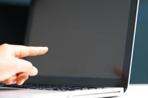 Geschäftsfrau Hand Tippen auf Laptop Computer während Arbeiten im Weiß modern Büro Zimmer. foto