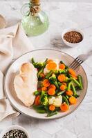 gekocht sortiert Gemüse und Hähnchen Filet zum Diät Essen auf ein Teller Vertikale Aussicht foto