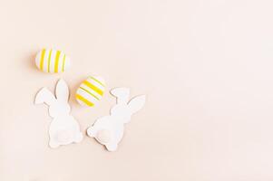 glücklich Ostern Weiß dekorativ Hasen und Ostern Eier auf Rosa Hintergrund oben Aussicht foto
