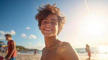 ai generiert ein Teenager Junge glücklich genießen selbst auf ein sonnig Strand während ein warm Tag. Teenager Junge auf das Strand im das Sommer. Reisen allein Konzept, glücklich Moment foto