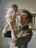 ai generiert jung Vater Heben seine zuerst Kind hoch, freudig Lächeln Verbreitung über seine Gesicht, Erfassen das Wesen von Familie Glück foto