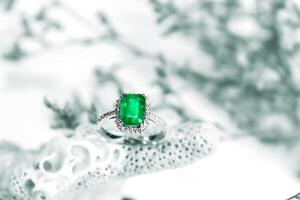 schön Ring gemacht von Gold mit kostbar Steine Smaragd und Diamanten auf ein schwarz Hintergrund Nahansicht. hoch Qualität Foto