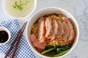 geröstet Ente mit Nudel, traditionell Chinesisch Essen foto