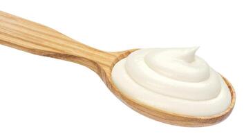 Joghurt im hölzern Löffel auf Weiß Hintergrund foto