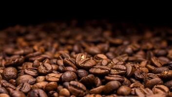 Kaffee Bohnen. dunkel Hintergrund mit Kopieren Raum, Nahansicht foto