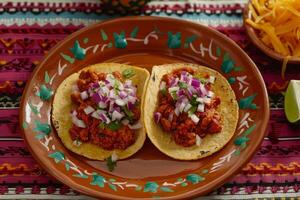 ai generiert Mexikaner Tacos mit Rindfleisch, Tomaten, Zwiebeln und Andere auf Weiß Hintergrund foto