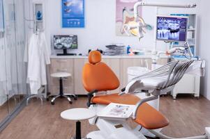 Zahnarzt Büro Innere mit modern Stuhl und Besondere zahnarzt Ausrüstung. das Innere von Stomatologie Klinik. foto