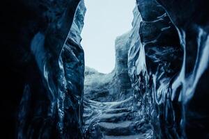 groß Eis Felsen Innerhalb Gletscher Gletscherspalte, transparent vatnajokull Eis Höhlen im isländisch Landschaften. spektakulär gefroren Eisberge auf winterlich Polar- Wetter, schmelzen eisig Blöcke mit geknackt Struktur. foto