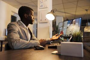 Exekutive Manager erklären finanziell Statistiken Bericht, diskutieren Unternehmen Strategie mit Fernbedienung Mannschaft während online Videoanruf Treffen Konferenz. Mitarbeiter Arbeiten über Stunden im Anfang Büro foto