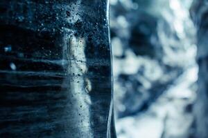 isländisch Gletscher Eis Blöcke im Gletscherspalte, gefroren winterlich Landschaften mit transparent Felsen Innerhalb Eis Höhlen. Wasser tropft von geknackt Textur Höhlen von Eis im Island, Vatnajökull. foto