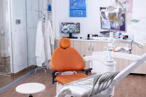 Aussicht beim Ausrüstung im das modern Zahnarzt Büro. Stomatologie Ausrüstung im Dental Privat Krankenhaus mit niemand im Es. anders Dental Instrumente und Werkzeug. foto