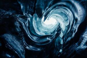 beeindruckend Eis Strukturen, groß Blau gefroren Felsen von kalt Struktur im vatnajokull Höhlen. Eis Tunnel im Arktis Region abgewischt aus fällig zu Klima ändern, eisig transparent Gletscher. foto