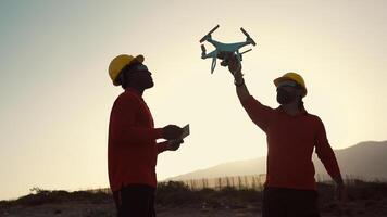 Drohne Ingenieure Arbeiten auf Konstruktion Seite? ˅ - - Antenne Ingenieurwesen Konzept foto