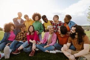 Gruppe von jung gemischtrassig freunde haben Spaß zusammen im Park - - Freundschaft und Vielfalt Konzept foto