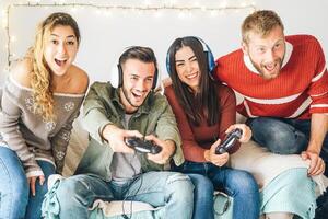 tausendjährig freunde spielen Video Spiele online mit Headset - - jung Menschen haben Spaß mit Neu Trends Technologien - - Spiele, Unterhaltung, Spaß, Technik und Jugend Lebensstil Ferien foto