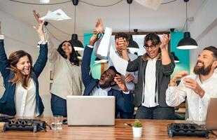 Geschäft Mannschaft von vielfältig Menschen feiern erfolgreich Arbeit im Büro foto