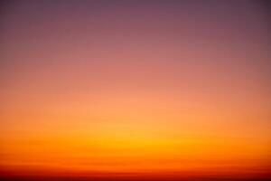 schön , Luxus Sanft Gradient Orange Gold Wolken und Sonnenlicht auf das Blau Himmel perfekt zum das Hintergrund, nehmen im Abend, Dämmerung, groß Größe, hoch Definition Landschaft Foto