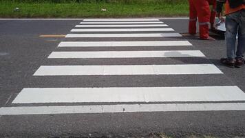 Zebrastreifen Zeichen auf das Straße foto