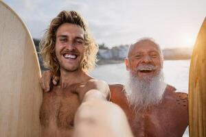 glücklich passen Surfer nehmen Selfie während haben Spaß Surfen zusammen beim Sonnenuntergang Zeit - - extrem Sport Lebensstil und Freundschaft Konzept foto