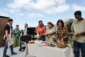 Mehrgenerationenhaus freunde haben Spaß tun Grill beim Haus Dach - - glücklich gemischtrassig Menschen Kochen zusammen foto