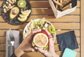 weiblich Hände Aussicht Trinken frisch Smoothie Obst und Essen Gesundheit Gemüse Salat mit Hähnchen Brust Avocado und Kiwi - - gesund Ernährung Essen Lebensstil Menschen Konzept foto