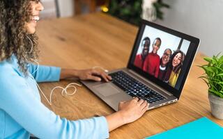 glücklich afrikanisch Familie tun Video Anruf mit Laptop beim Zuhause - - Technologie und Kommunikation Konzept foto