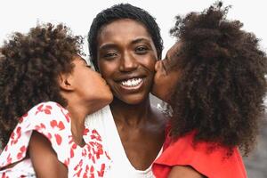 glücklich afrikanisch Familie haben Spaß auf das Strand während Sommer- Ferien - - Porträt von afro Menschen genießen Ferien Tage - - Eltern Liebe und Reise Lebensstil Konzept foto