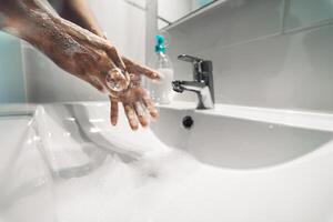weiblich Waschen Hände mit Flüssigkeit Seife zum verhindern und halt Corona Virus Verbreitung - - Hygiene und Gesundheitswesen Menschen Konzept foto