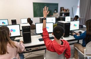 jung Studenten Hören ein Lektion im hoch Schule während tragen Gesicht Maske während Corona Virus Pandemie - - Bildung und Technologie Konzept foto