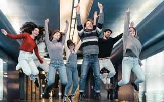 glücklich jung freunde haben Spaß Springen im U-Bahn unter Tage Metropolitan- - - Jugend tausendjährig Freundschaft Lebensstil Konzept foto