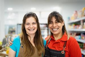 glücklich Frauen Arbeiten Innerhalb Supermarkt foto