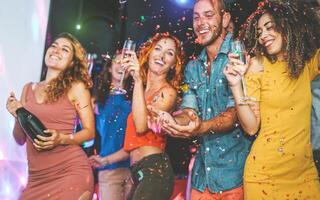 glücklich freunde tun Party Trinken Champagner und Tanzen im das Verein - - Millennials jung Menschen haben Spaß feiern im das Nachtclub - - Nachtleben, Unterhaltung und festlich Ferien Konzept foto
