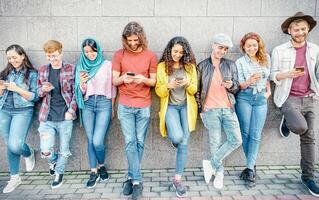 Gruppe von Mode freunde Aufpassen auf ihr Clever Handy, Mobiltelefon Telefone - - tausendjährig Generation z süchtig zu Neu Technologie Trends - - Konzept von Menschen, Technik, Sozial Medien, Freundschaft und Jugend Lebensstil foto