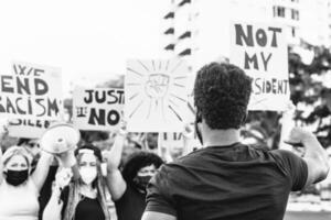 schwarz Leben Angelegenheit Aktivist Bewegung protestieren gegen Rassismus und Kampf zum Gleichberechtigung - - Demonstranten von anders Kulturen und Rennen Protest auf Straße zum Gerechtigkeit und gleich Rechte foto