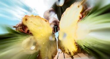 Porträt jung Mann Schneiden Ananas - - schließen oben männlich Hand halten Scharf Messer vorbereiten tropisch frisch Früchte - - Menschen Lebensstil und gesund exotisch Essen Konzept foto