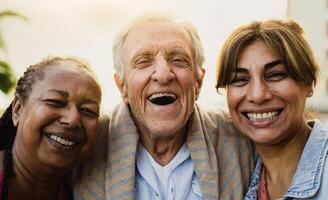glücklich gemischtrassig Menschen mit vielfältig Alter haben Spaß lächelnd im Vorderseite von Kamera draussen foto