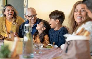 glücklich Latein Familie haben Spaß Mittagessen zusammen beim Zuhause foto