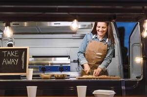 Essen LKW Inhaber vorbereiten Mahlzeit Rezept - - modern Küche Geschäft und nehmen Weg Konzept foto