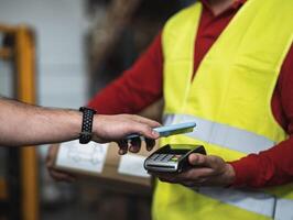 schließen oben Kunde Herstellung ein Zahlung mit Handy, Mobiltelefon Smartphone Innerhalb Warenhaus - - logistisch und Clever Zahlen Konzept foto