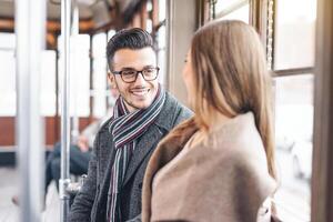 jung Paar haben ein Konversation während Sitzung Innerhalb Jahrgang Straßenbahn Transport - - glücklich Menschen reden während ein Reise im Bus Stadt Center - - Liebe, Beziehung und Transport Konzept foto