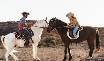 Bauern haben Spaß Reiten ein Pferde Innerhalb Corral Ranch foto