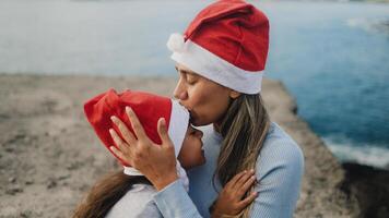 glücklich Latein Mutter haben ein zärtlich Moment mit ihr Kind während Weihnachten Ferien - - Familie und Ferien Konzept foto
