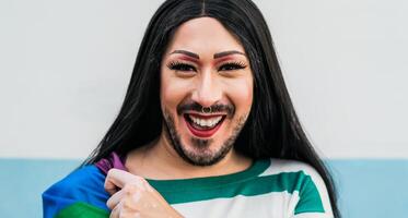 glücklich ziehen Königin Aktivist haben Spaß während Fröhlich Stolz Parade - - lgbt Sozial Bewegung und Geschlecht Gleichberechtigung Konzept foto