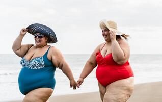 glücklich Plus Größe Frauen haben Spaß Gehen auf das Strand während Sommer- Urlaube - - Übergewicht Menschen Lebensstil Konzept foto